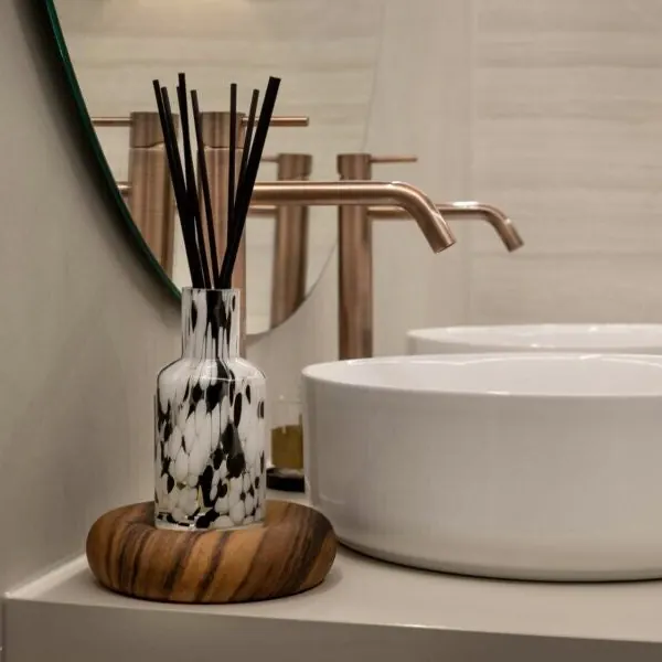 Badkamer met koperen kraanwerk