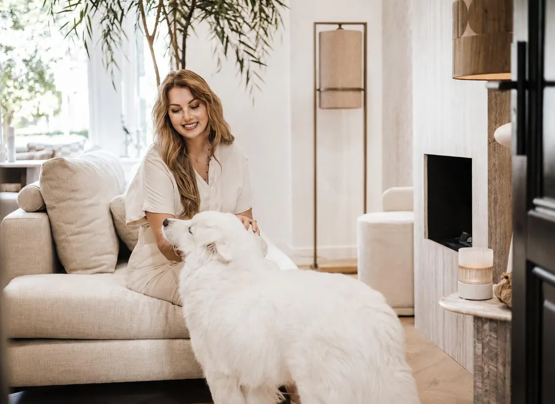 Ilse met gastvrouw Nous in de Cordez Salon in Hilversum